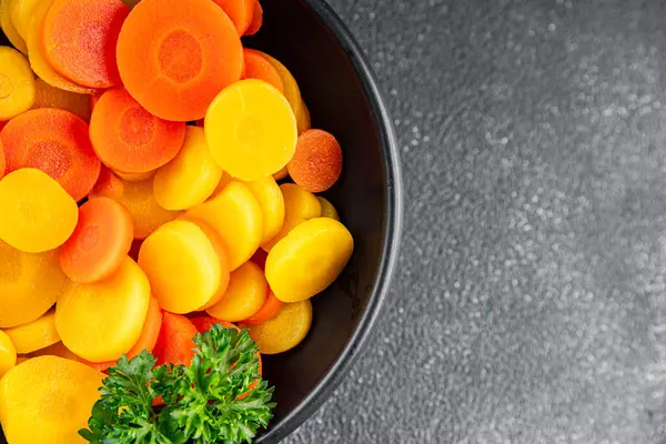Havuç sebze halkaları kaynamış sebze tabağı taze yemek arkaplanı masadaki rustik yiyecekler üst görünüm fotokopi alanı