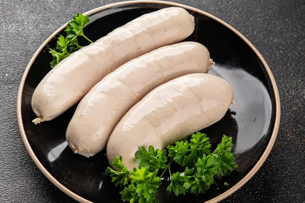 Sosis beyaz et tabağı taze sucuk sosisi taze lezzetli gurme yemek arkaplanı masa kırsal yiyeceklerin üst görüntüsü fotokopi alanı