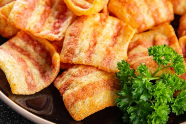 Pastırma, kızarmış pastırma, mısır, abur cubur, fast food masada doğal yemek, kırsal yemek, fotokopi odası.