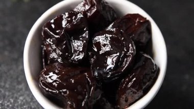 Kuru erik, kurutulmuş erik, kurutulmuş gurme, gurme yemek arka planda, rustik yiyecekler, fotokopi odası keto, paleo diyet vejetaryen ve vejetaryen yemekleri.
