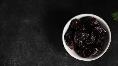 Kuru erik, kurutulmuş erik, kurutulmuş gurme, gurme yemek arka planda, rustik yiyecekler, fotokopi odası keto, paleo diyet vejetaryen ve vejetaryen yemekleri.