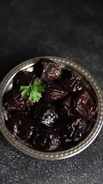Kuru erik, kurutulmuş erik, kurutulmuş gurme, gurme yemek arka planda, rustik yiyecekler, fotokopi odası keto, paleo diyet vejetaryen ve vejetaryen yemekleri.