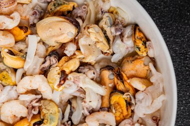 Deniz ürünleri karışımı midyeler, karides, karides, rapan, mürekkep balığı yemeği taze gurme yemek masanın üstünde rustik yiyecekler üst görünüm uzay keto paleo diyet vejetaryen diyeti