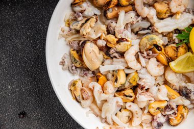 Deniz ürünleri karışımı midyeler, karides, karides, rapan, mürekkep balığı yemeği taze gurme yemek masanın üstünde rustik yiyecekler üst görünüm uzay keto paleo diyet vejetaryen diyeti