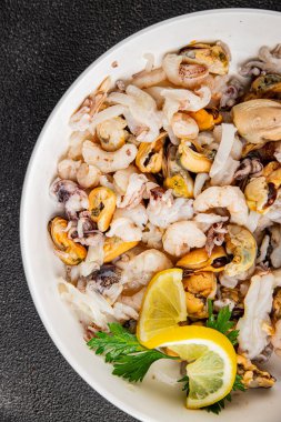 Deniz ürünleri karışımı midyeler, karides, karides, rapan, mürekkep balığı yemeği taze gurme yemek masanın üstünde rustik yiyecekler üst görünüm uzay keto paleo diyet vejetaryen diyeti