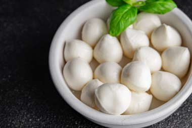 Mozzarella mini peynir topları taze lezzetli gurme yemek arkaplanı masadaki rustik yiyecekler üst görünüm fotokopi alanı