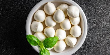 Mozzarella mini peynir topları taze lezzetli gurme yemek arkaplanı masadaki rustik yiyecekler üst görünüm fotokopi alanı