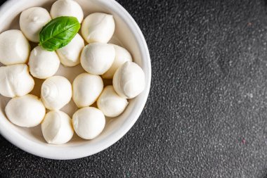 Mozzarella mini peynir topları taze lezzetli gurme yemek arkaplanı masadaki rustik yiyecekler üst görünüm fotokopi alanı