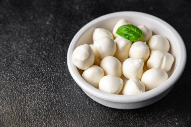 Mozzarella mini peynir topları taze lezzetli gurme yemek arkaplanı masadaki rustik yiyecekler üst görünüm fotokopi alanı