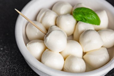 Mozzarella mini peynir topları taze lezzetli gurme yemek arkaplanı masadaki rustik yiyecekler üst görünüm fotokopi alanı