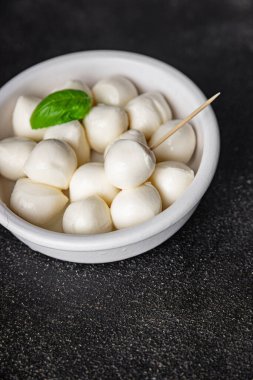 Mozzarella mini peynir topları taze lezzetli gurme yemek arkaplanı masadaki rustik yiyecekler üst görünüm fotokopi alanı