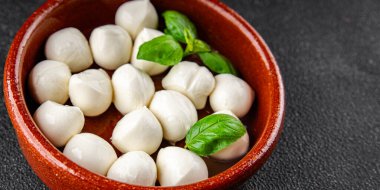 Mozzarella mini peynir topları taze lezzetli gurme yemek arkaplanı masadaki rustik yiyecekler üst görünüm fotokopi alanı