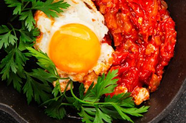 Kızarmış yumurta domatesleri shakshuka sebze aperatifleri taze lezzetli gurme yemek arkaplanı masanın üzerinde rustik yemekler üst görünüm fotokopi alanı vejetaryen yemekleri