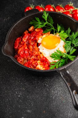 Kızarmış yumurta domatesleri shakshuka sebze aperatifleri taze lezzetli gurme yemek arkaplanı masanın üzerinde rustik yemekler üst görünüm fotokopi alanı vejetaryen yemekleri
