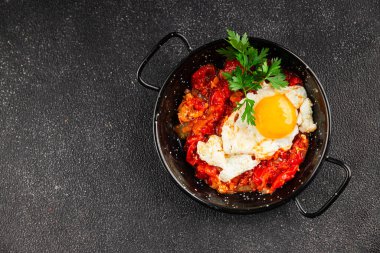 Kızarmış yumurta domatesleri shakshuka sebze aperatifleri taze lezzetli gurme yemek arkaplanı masanın üzerinde rustik yemekler üst görünüm fotokopi alanı vejetaryen yemekleri