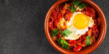 Kızarmış yumurta domatesleri shakshuka sebze aperatifleri taze lezzetli gurme yemek arkaplanı masanın üzerinde rustik yemekler üst görünüm fotokopi alanı vejetaryen yemekleri