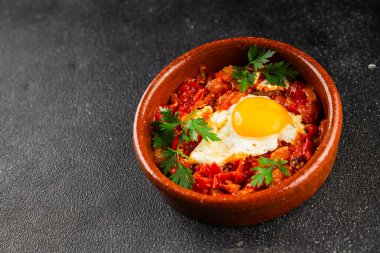 Kızarmış yumurta domatesleri shakshuka sebze aperatifleri taze lezzetli gurme yemek arkaplanı masanın üzerinde rustik yemekler üst görünüm fotokopi alanı vejetaryen yemekleri