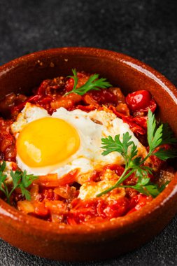 Kızarmış yumurta domatesleri shakshuka sebze aperatifleri taze lezzetli gurme yemek arkaplanı masanın üzerinde rustik yemekler üst görünüm fotokopi alanı vejetaryen yemekleri