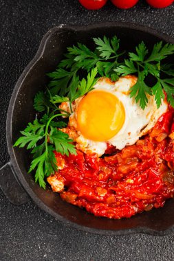 Kızarmış yumurta domatesleri shakshuka sebze aperatifleri taze lezzetli gurme yemek arkaplanı masanın üzerinde rustik yemekler üst görünüm fotokopi alanı vejetaryen yemekleri