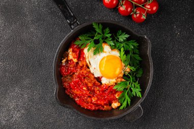 Kızarmış yumurta domatesleri shakshuka sebze aperatifleri taze lezzetli gurme yemek arkaplanı masanın üzerinde rustik yemekler üst görünüm fotokopi alanı vejetaryen yemekleri