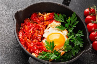 Kızarmış yumurta domatesleri shakshuka sebze aperatifleri taze lezzetli gurme yemek arkaplanı masanın üzerinde rustik yemekler üst görünüm fotokopi alanı vejetaryen yemekleri
