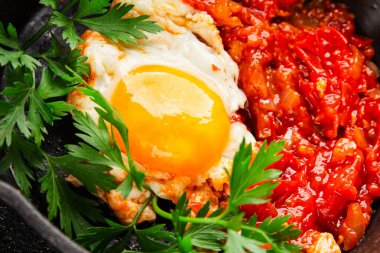 Kızarmış yumurta domatesleri shakshuka sebze aperatifleri taze lezzetli gurme yemek arkaplanı masanın üzerinde rustik yemekler üst görünüm fotokopi alanı vejetaryen yemekleri
