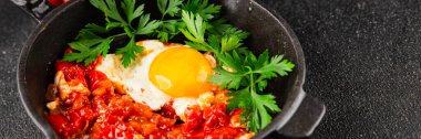 Kızarmış yumurta domatesleri shakshuka sebze aperatifleri taze lezzetli gurme yemek arkaplanı masanın üzerinde rustik yemekler üst görünüm fotokopi alanı vejetaryen yemekleri