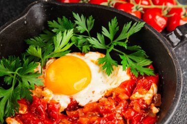 Kızarmış yumurta domatesleri shakshuka sebze aperatifleri taze lezzetli gurme yemek arkaplanı masanın üzerinde rustik yemekler üst görünüm fotokopi alanı vejetaryen yemekleri