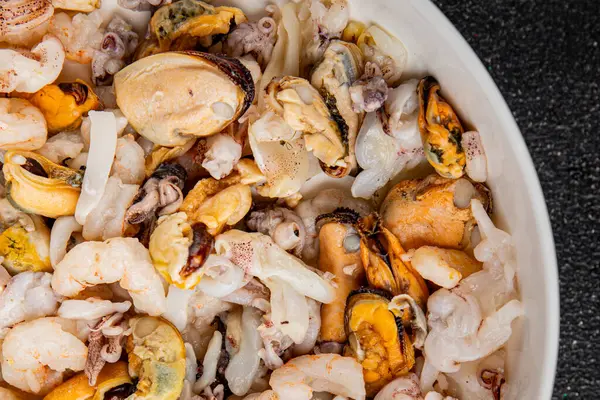 Deniz ürünleri karışımı midyeler, karides, karides, rapan, mürekkep balığı yemeği taze gurme yemek masanın üstünde rustik yiyecekler üst görünüm uzay keto paleo diyet vejetaryen diyeti