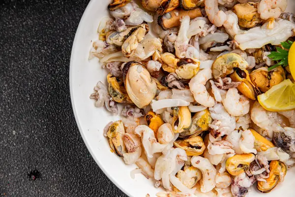 Deniz ürünleri karışımı midyeler, karides, karides, rapan, mürekkep balığı yemeği taze gurme yemek masanın üstünde rustik yiyecekler üst görünüm uzay keto paleo diyet vejetaryen diyeti