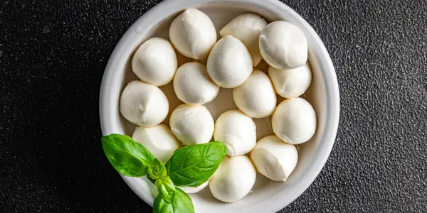 Mozzarella mini peynir topları taze lezzetli gurme yemek arkaplanı masadaki rustik yiyecekler üst görünüm fotokopi alanı