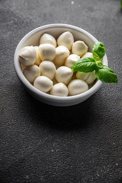 Mozzarella mini peynir topları taze lezzetli gurme yemek arkaplanı masadaki rustik yiyecekler üst görünüm fotokopi alanı