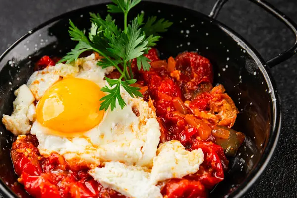 Kızarmış yumurta domatesleri shakshuka sebze aperatifleri taze lezzetli gurme yemek arkaplanı masanın üzerinde rustik yemekler üst görünüm fotokopi alanı vejetaryen yemekleri