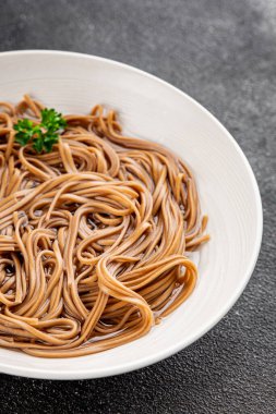 Karabuğday erişteli soba bir kâse taze Asya mutfağı masada rustik yiyecekler üst görünümde fotokopi alanı