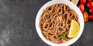 Karabuğday erişteli soba bir kâse taze Asya mutfağı masada rustik yiyecekler üst görünümde fotokopi alanı