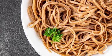 Karabuğday erişteli soba bir kâse taze Asya mutfağı masada rustik yiyecekler üst görünümde fotokopi alanı