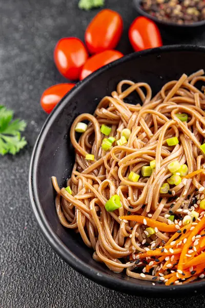 Karabuğday erişteli soba bir kâse taze Asya mutfağı masada rustik yiyecekler üst görünümde fotokopi alanı