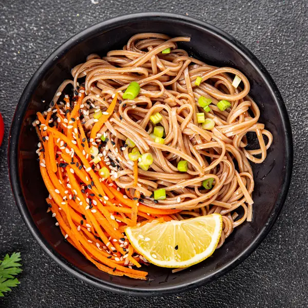 Karabuğday erişteli soba bir kâse taze Asya mutfağı masada rustik yiyecekler üst görünümde fotokopi alanı