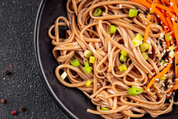 Karabuğday erişteli soba bir kâse taze Asya mutfağı masada rustik yiyecekler üst görünümde fotokopi alanı