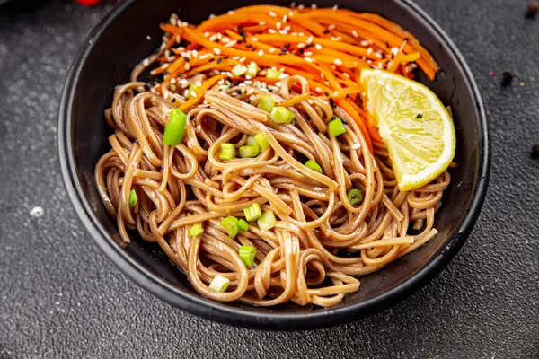 Karabuğday erişteli soba bir kâse taze Asya mutfağı masada rustik yiyecekler üst görünümde fotokopi alanı