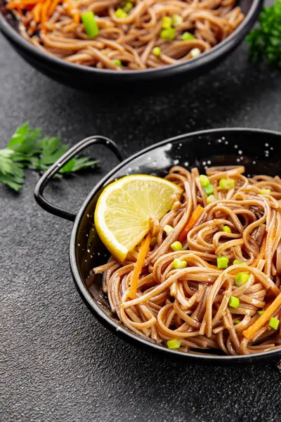 Karabuğday erişteli soba bir kâse taze Asya mutfağı masada rustik yiyecekler üst görünümde fotokopi alanı