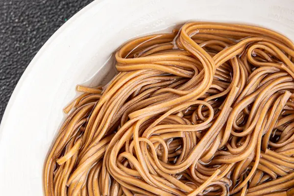 Karabuğday erişteli soba bir kâse taze Asya mutfağı masada rustik yiyecekler üst görünümde fotokopi alanı