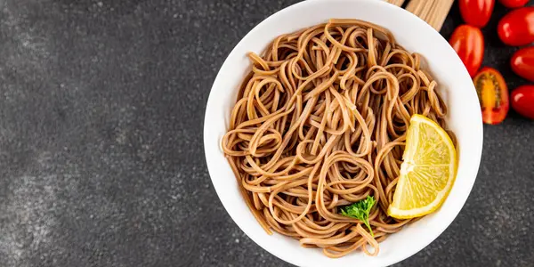Karabuğday erişteli soba bir kâse taze Asya mutfağı masada rustik yiyecekler üst görünümde fotokopi alanı