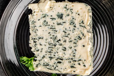 Rokfor peynirli gorgonzola peynirli peynir küflü doğal yiyecek organik ürün taze lezzetli gurme yemek arka planı masa rustik gıda üst görünümü fotokopi alanı üzerinde