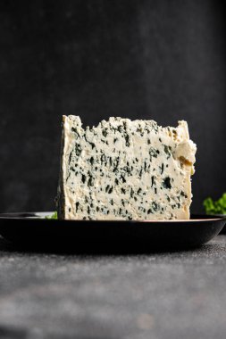 Rokfor peynirli gorgonzola peynirli peynir küflü doğal yiyecek organik ürün taze lezzetli gurme yemek arka planı masa rustik gıda üst görünümü fotokopi alanı üzerinde
