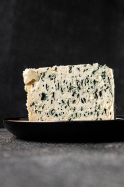 Rokfor peynirli gorgonzola peynirli peynir küflü doğal yiyecek organik ürün taze lezzetli gurme yemek arka planı masa rustik gıda üst görünümü fotokopi alanı üzerinde