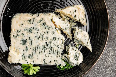 Rokfor peynirli gorgonzola peynirli peynir küflü doğal yiyecek organik ürün taze lezzetli gurme yemek arka planı masa rustik gıda üst görünümü fotokopi alanı üzerinde