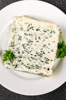 Rokfor peynirli gorgonzola peynirli peynir küflü doğal yiyecek organik ürün taze lezzetli gurme yemek arka planı masa rustik gıda üst görünümü fotokopi alanı üzerinde