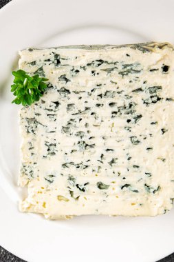 Rokfor peynirli gorgonzola peynirli peynir küflü doğal yiyecek organik ürün taze lezzetli gurme yemek arka planı masa rustik gıda üst görünümü fotokopi alanı üzerinde