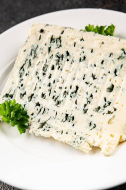 Rokfor peynirli gorgonzola peynirli peynir küflü doğal yiyecek organik ürün taze lezzetli gurme yemek arka planı masa rustik gıda üst görünümü fotokopi alanı üzerinde
